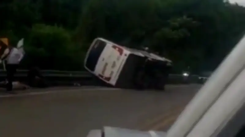 Tragedia en la vía La Mesa-Mosquera: un muerto y siete heridos en volcamiento de bus