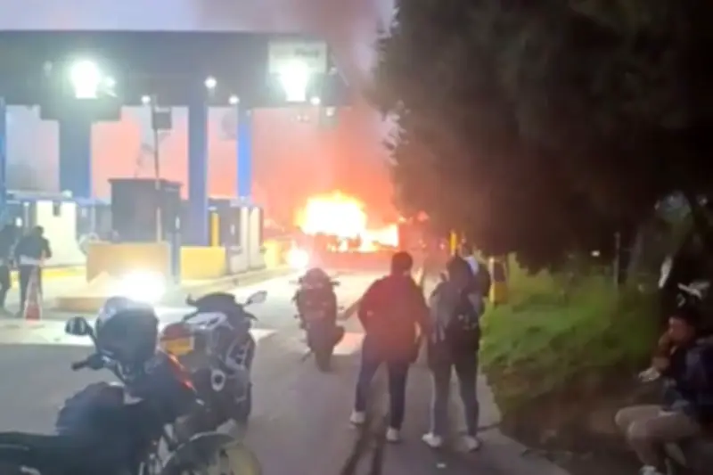 Tragedia en peaje Casablanca: tractomula sin frenos causa choque múltiple con dos muertos