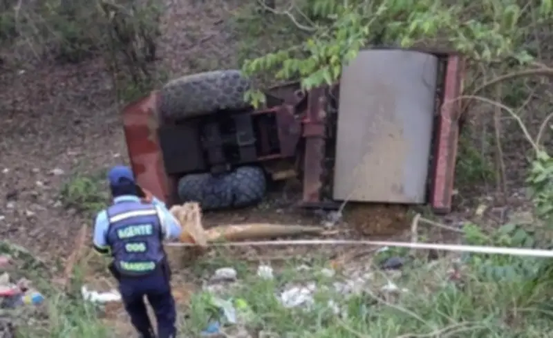 Tragedia laboral en Arjona: operario muere al volcarse máquina pesada en obra vial de Bolívar