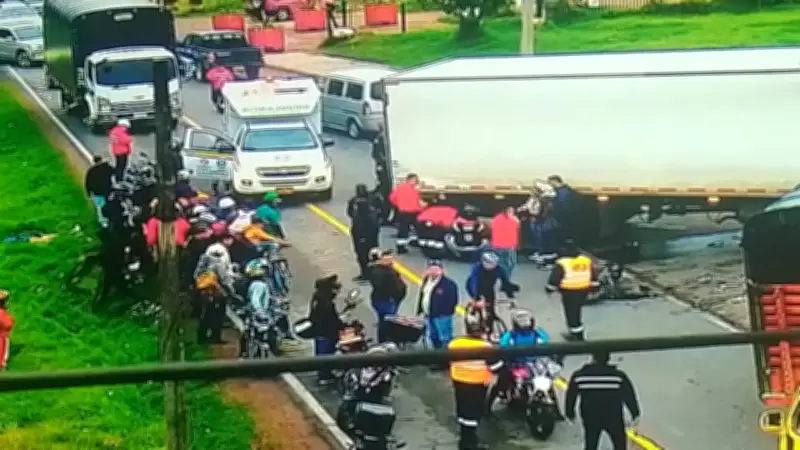 Tragedia vial en Bogotá-Sibaté: Dos motociclistas fallecen tras choque múltiple con furgón