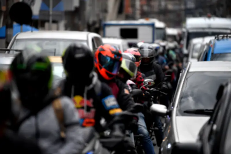 Trancones en Venecia por obras del puente de la Av. 68 con Autopista Sur