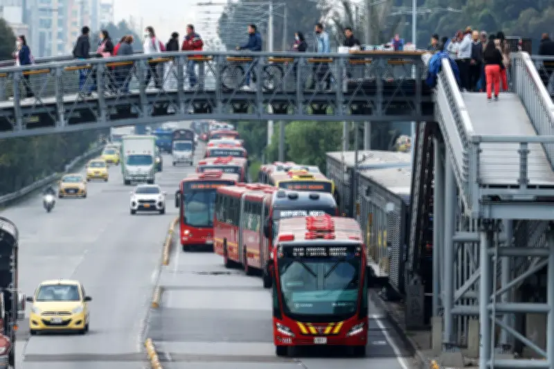 TransMilenio multa a pasajeros que escuchen música sin audífonos