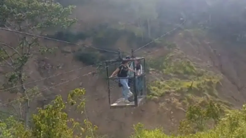 Tres años sin puente en San Andrés, Santander: comunidad cruza en tarabita