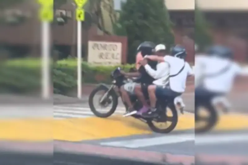 Tres delincuentes en moto asaltan a pareja en Bucaramanga: video capta la violencia