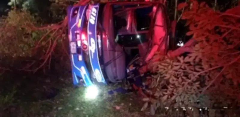 Tres fallecidos tras volcamiento de bus intermunicipal en la vía Ibagué-Bogotá