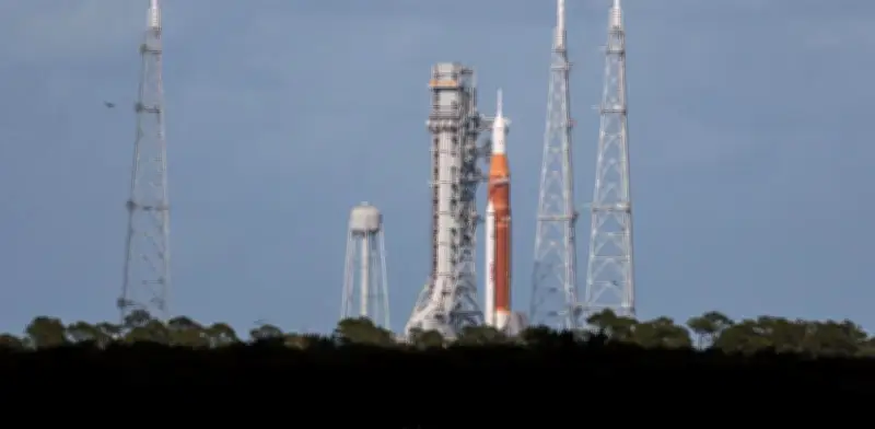 Tripulación de Artemis II resuelve falla en el inodoro de la nave Orión durante misión lunar