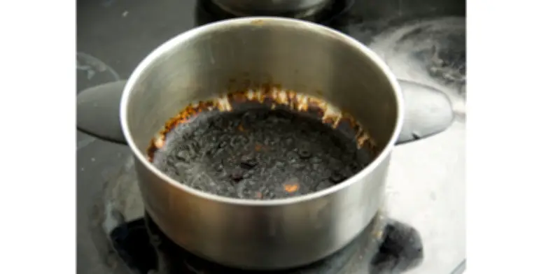 Truco casero para limpiar ollas antiadherentes quemadas sin dañar el teflón