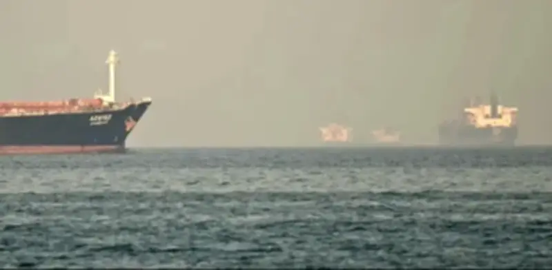 Trump afirma que Irán colapsa financieramente mientras reabren aeropuertos en Teherán