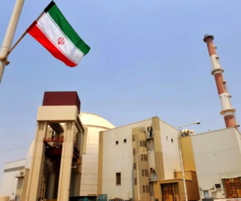 Trump afirma que Irán suspenderá programa nuclear sin fondos, mientras precios del petróleo caen