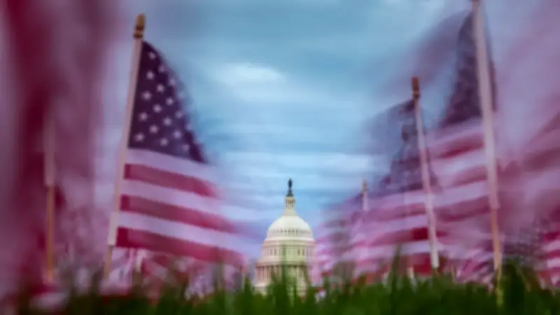 Trump busca revocar permisos a 900.000 migrantes en nuevo pulso judicial