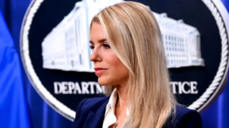 Trump destituye a la fiscal general Pam Bondi en medio de controversias