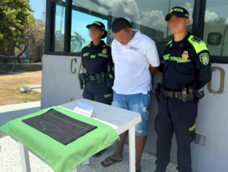 Turista extranjero recupera cadenas de oro tras raponazo en Cartagena gracias a rápida acción policial