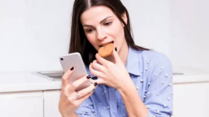 Usar el celular al comer revela aspectos de su personalidad