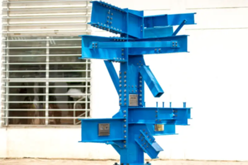 UTB inaugura escultura de acero como laboratorio vivo para estudiantes de ingeniería estructural