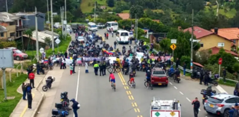 Vía Bogotá-La Calera bloqueada por protestas contra aumentos catastrales desmedidos