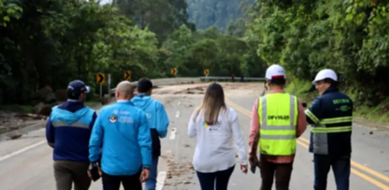 Vía Mosquera–La Mesa reabre con paso bidireccional tras remover lodo