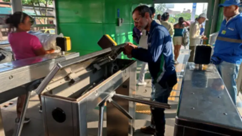 Vandalismo en estaciones del MÍO de Cali afecta a más de 50.000 usuarios durante protestas