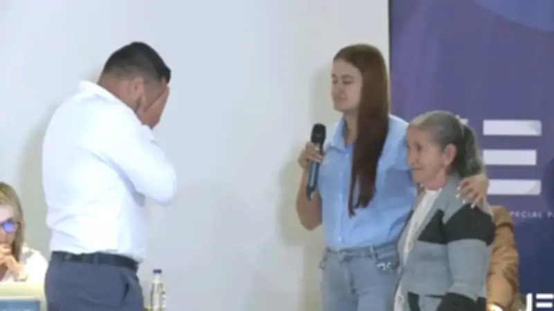 Víctima del conflicto abraza a militar en acto de reconciliación en Colombia