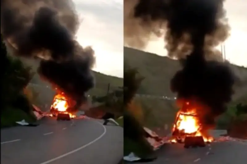 Vehículo incinerado en la vía Panamericana enciende alertas en Cauca