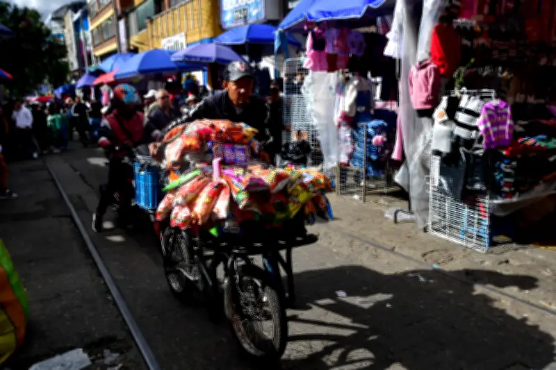 Vendedores informales de Bogotá protestan contra decreto que restringe su actividad