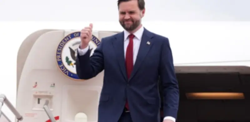 Vicepresidente de EE.UU. J.D. Vance llega a Islamabad para negociaciones cruciales con Irán