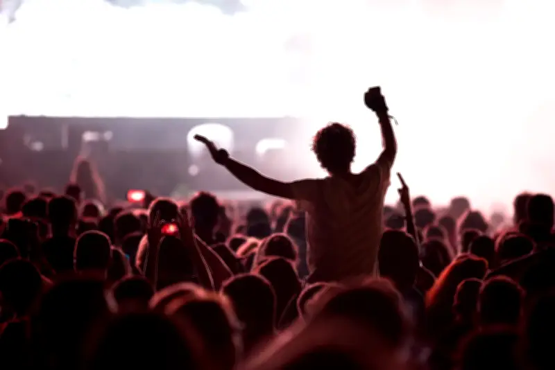 Vicsari: el colombiano detrás del éxito de Bad Bunny y Ozuna en Europa