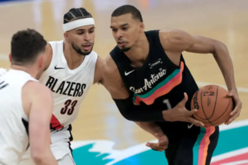 Victor Wembanyama sufre conmoción cerebral y abandona playoffs de la NBA