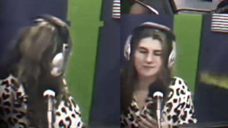 Video: Misteriosa caída de un libro en pleno programa radial en vivo