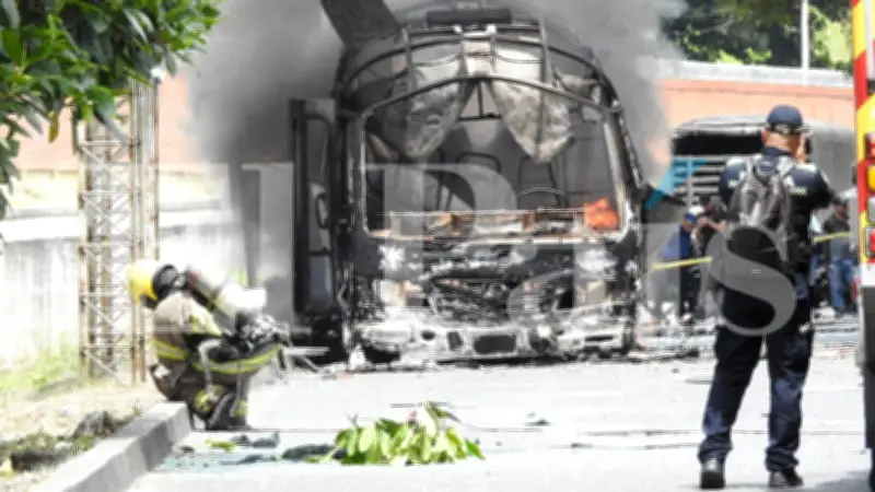 Video muestra vehículo incinerado tras atentado en Batallón Pichincha en Cali