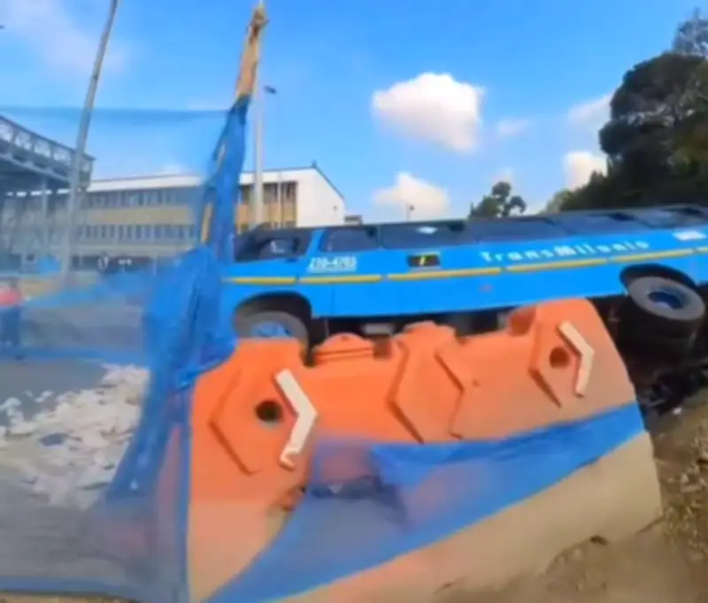 Video revela el momento exacto del volcamiento de un SITP en obras de Transmilenio en Bogotá