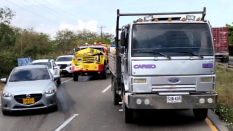 Violento choque de dos camiones en vía Cartagena-Turbaco deja un herido