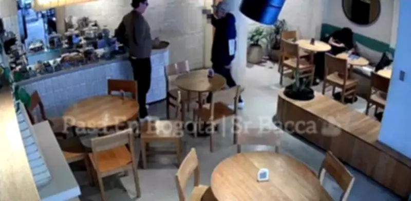 Violento robo a mano armada en café de Chapinero a plena luz del día captado en video