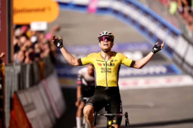 Wout Van Aert derrota a Tadej Pogacar en un épico mano a mano en la París-Roubaix 2026