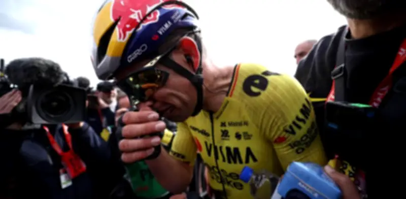 Wout van Aert vence entre lágrimas a Pogacar en París-Roubaix y dedica triunfo a compañero fallecido