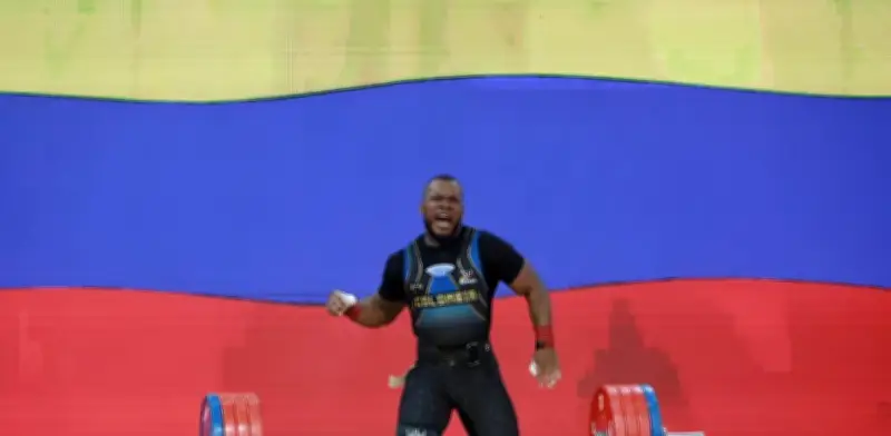 Yeison López arrasa en Panamá: triple récord mundial y oro panamericano en pesas