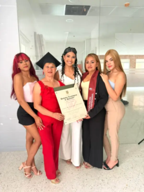Yeris Dayrin Delgado Hernández recibe su grado en las UTS