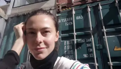 Actriz Fiona Horsey revela que su esposo le terminó por WhatsApp tras 18 años