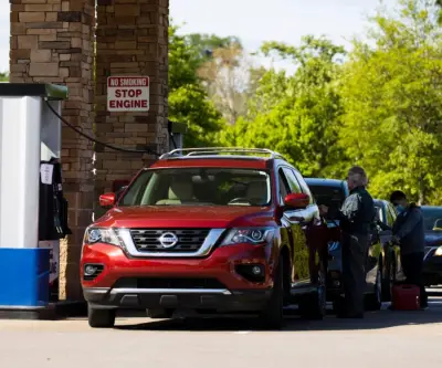 Aumento de precios de gasolina golpea más a ciudades pequeñas de EE.UU. que a grandes urbes