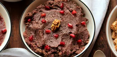Avena horneada con cacao y frutos rojos: desayuno nutritivo que sabe a postre
