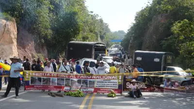 Bloqueos en vías al Aeropuerto Palonegro obligan a pasajeros a llegar caminando o en moto
