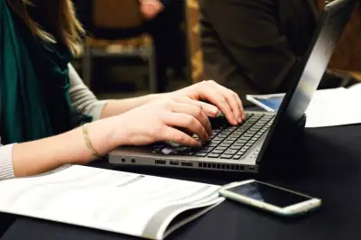 Brecha salarial y desempleo femenino: la realidad tras la frase 'me gusta trabajar con mujeres'