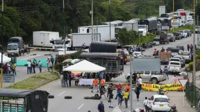 Campesinos de Santander mantienen bloqueo en vía al aeropuerto Palonegro