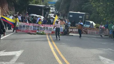 Caos en vía a Lebrija: viajeros caminan kilómetros para no perder vuelos por protesta campesina