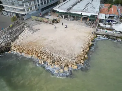Cartagena suspende obras ilegales en playa de El Laguito por rellenos con escombros