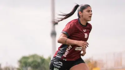 Catalina Usme denuncia precariedad del fútbol femenino colombiano y sacrificio extremo de jugadoras