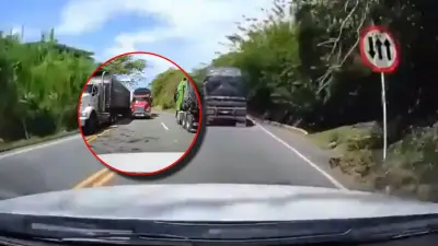 Conductor de tractomula adelanta de manera imprudente y casi provoca choque en carretera