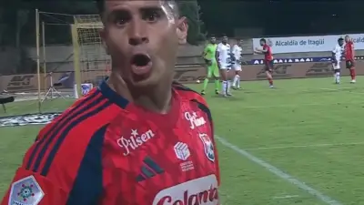 Daniel Cataño intenta gol olímpico tras avisar a cámara en victoria de Medellín