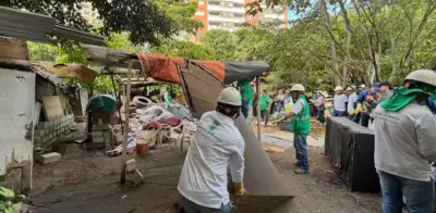 Derriban 10 construcciones ilegales en zona de alto riesgo en Medellín