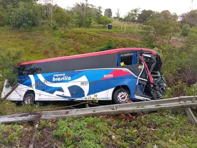 Dos muertos y 19 heridos en choque de bus y camión en Córdoba