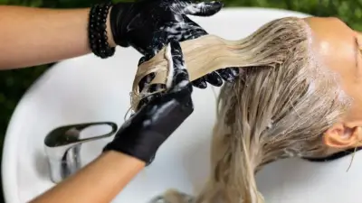Expertos alertan sobre riesgos de tinturarse el cabello en casa sin supervisión profesional